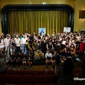 Големият победител в VIII Национален театрален фестивал „Сцена под Сините камъни“ е варненската Арт група „Театрално забавление“