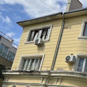ОГНЕБОРЦИ СПАСИХА ЖЕНА ОТ ГОРЯЩИ ОФИСИ В ЦЕНТЪРА НА СЛИВЕН