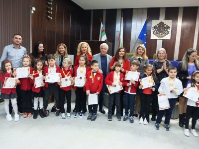 РЕКОРДЕН БРОЙ МЕДАЛИ ЗАВОЮВАХА СЛИВЕНСКИТЕ УЧЕНИЦИ В МЕЖДУНАРОДНОТО СЪСТЕЗАНИЕ „МАТЕМАТИКА БЕЗ ГРАНИЦИ“ – ЕСЕН 2025