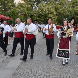 С ТРИБАГРЕНИК, ДЪЛЪГ 140 МЕТРА, СЛИВЕН ОТБЕЛЯЗА 140 ГОДИНИ ОТ СЪЕДИНЕНИЕТО НА БЪЛГАРИЯ