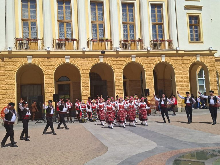 ВЕЛИКДЕНСКОТО ВЕСЕЛИЕ В СЛИВЕН СЪБРА ДЕСЕТКИ ЖИТЕЛИ И ГОСТИ НА ГРАДА