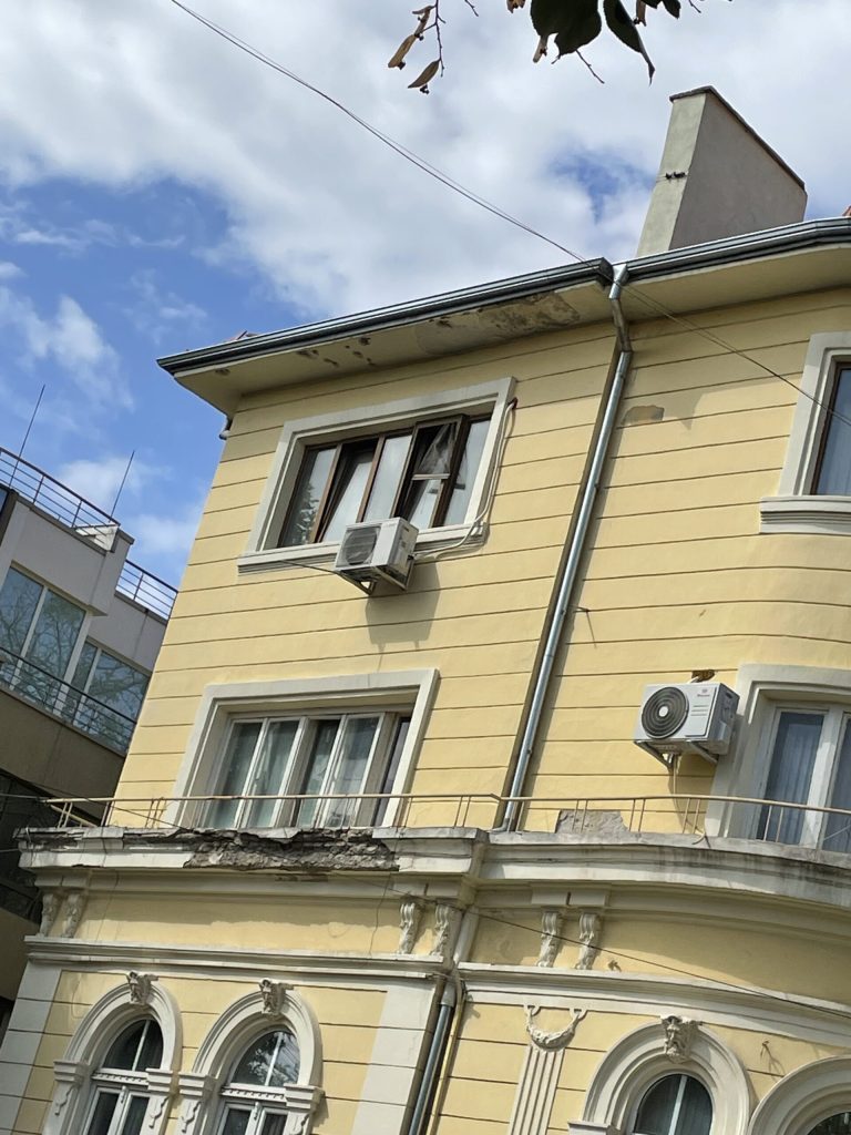 ОГНЕБОРЦИ СПАСИХА ЖЕНА ОТ ГОРЯЩИ ОФИСИ В ЦЕНТЪРА НА СЛИВЕН