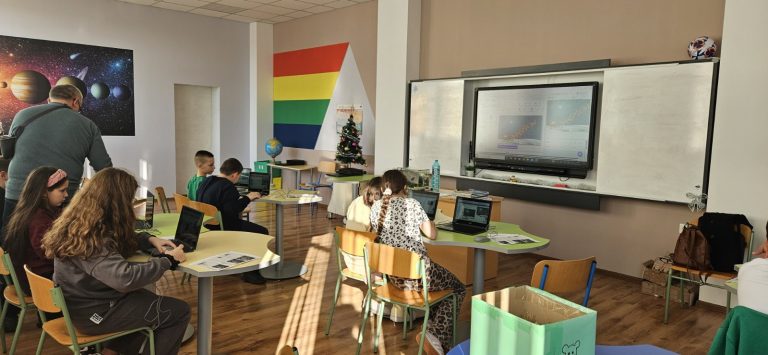 КОЛЕДНИ ИСТОРИИ СЪС SKRATCH ПО НП „ИНОВАЦИИ В ДЕЙСТВИЕ“ – МОДУЛ 1 „ИНТЕРДИСЦИПЛИНАРНИ УРОЦИ“ В ОУ „ПАНАЙОТ ХИТОВ“